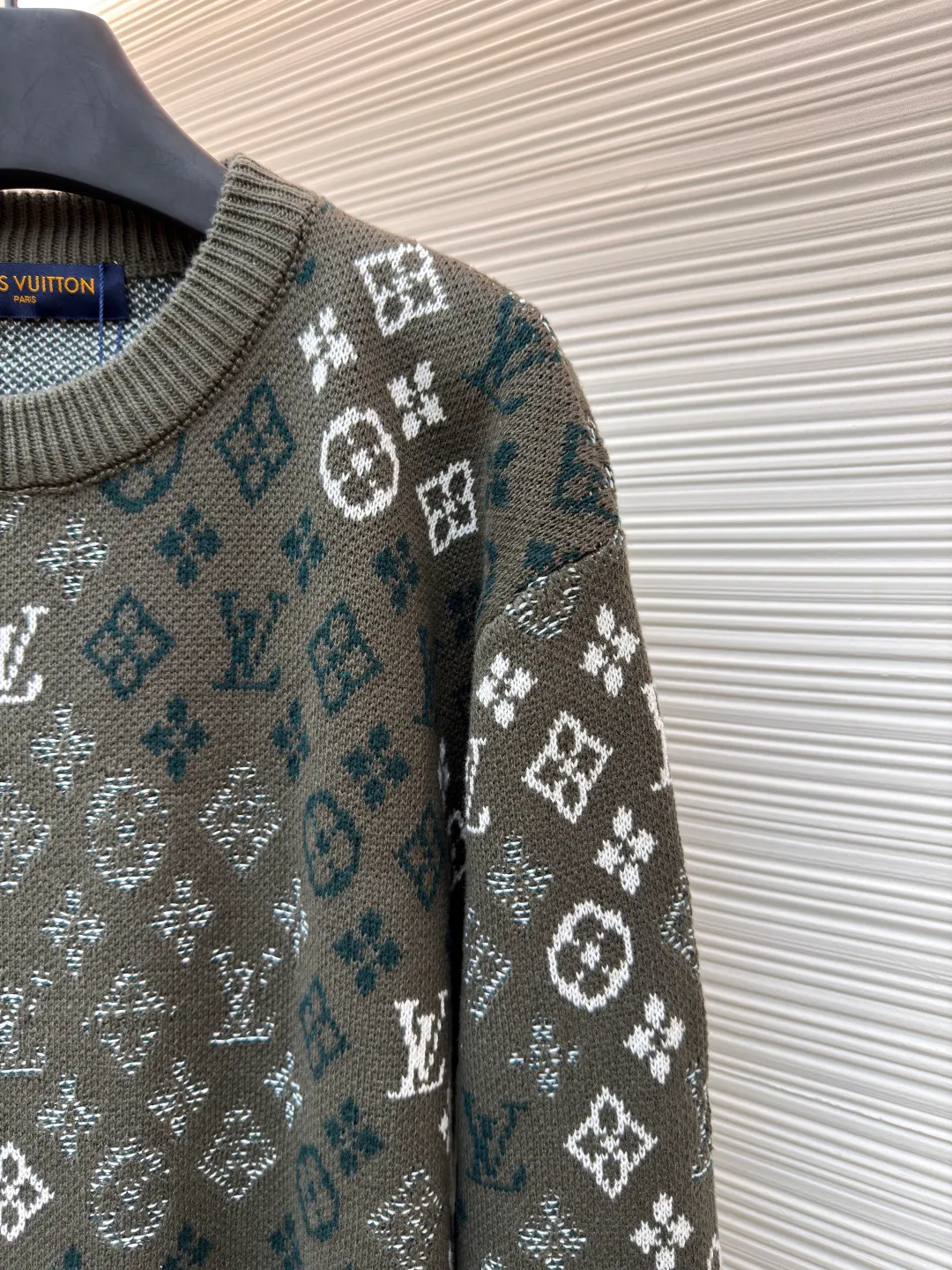 LOUIS VUITTON all-over printed jacquard round neck knitted pullover ●Original version: Purchased and developed by 16360 ●Item number: 1681670-B35 ●Fabric: 100% cotton ●Technology: knitted ●Color: dark green ●Version: Fitted version ●Weight: about 740g ●Size: S-M-L-XL ●Description: This sweater is made of high-quality wool blended fabric, which is soft to the touch and has excellent warmth retention. The overall design adopts a round neck, and the collar, cuffs and hem are all ribbed, with moderate elasticity, comfortable to wear and not easy to deform. The main part uses jacquard technology, and the pattern is composed of the brand's iconic letters and geometric figures. The colors are distinct and the three-dimensional effect is strong. Multi-colored yarns are interwoven during the jacquard process to ensure clear patterns and long-lasting washability. The knitting density is uniform and the number of stitches per inch is precisely controlled to ensure the stiffness and breathability of the clothing. The splicing of the shoulders and sleeves adopts seamless technology, with smooth and natural lines without excess threads. The overall workmanship is fine, and every stitch is even and neat, reflecting the high-quality production process. The overall wiring is straight and delicate, the fabric is comfortable and soft, and the color is consistent without color difference. It can be matched with the same style to create a fashionable look and control various occasions. Customized accessories, complete with three standards, same style for men and women!